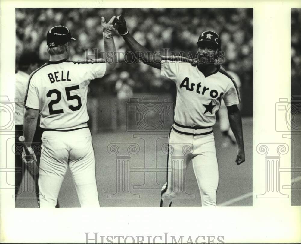 1988 Press Photo Astro Kevin Bass congratulated by Buddy Bell after Bass&#39; homer- Historic Images