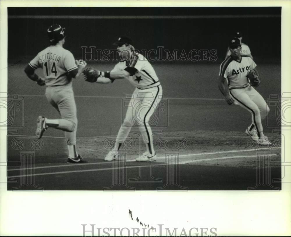 1988 Press Photo Astro Glenn Davis tags Dodger Mike Scioscia; Andujar covers 1st- Historic Images