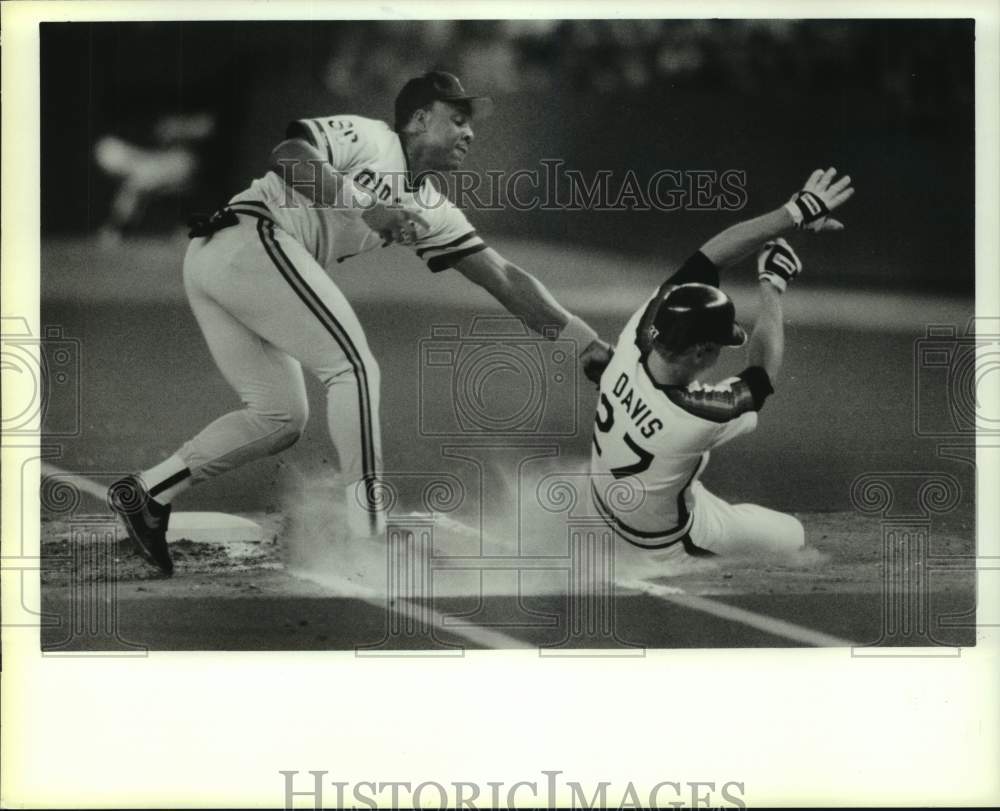 1988 Press Photo Astros Glenn Davis tries to elude Pirates Randy Milligan&#39;s tag.- Historic Images