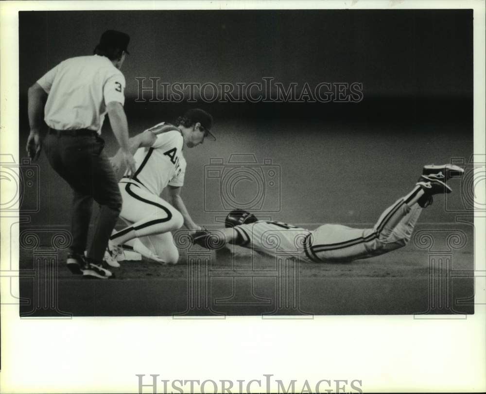 1988 Press Photo Astros&#39; Bill Doran puts tag on Pirates&#39; Andy Van Slyke.- Historic Images