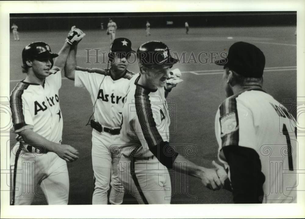 1990 Press Photo Astros&#39; Glenn Davis is met by Manager Art Howe after his homer- Historic Images