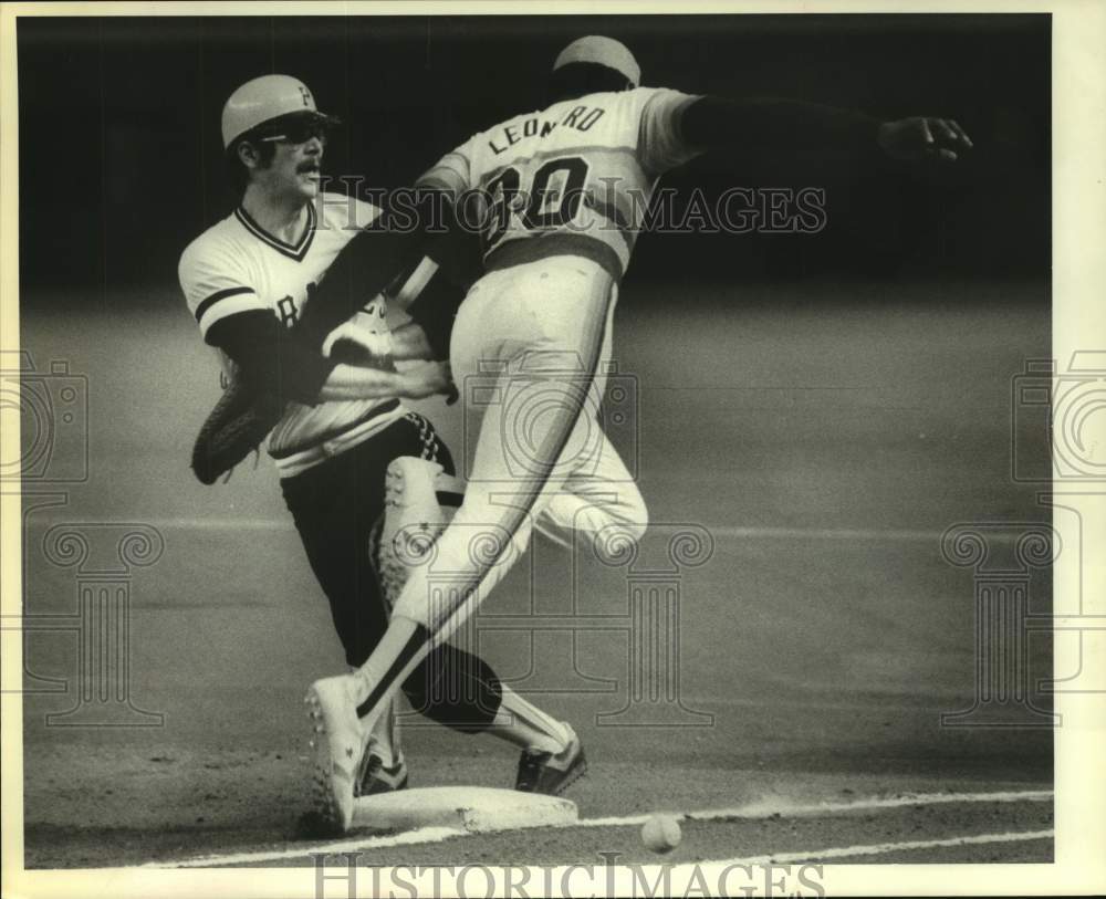 1980 Press Photo Pirate Tim Foli bumps Astros&#39; Jeffrey Leonard at first base- Historic Images