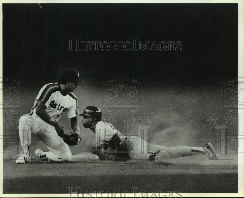 1989 Press Photo Roberts steals second base in first inning against Houston- Historic Images