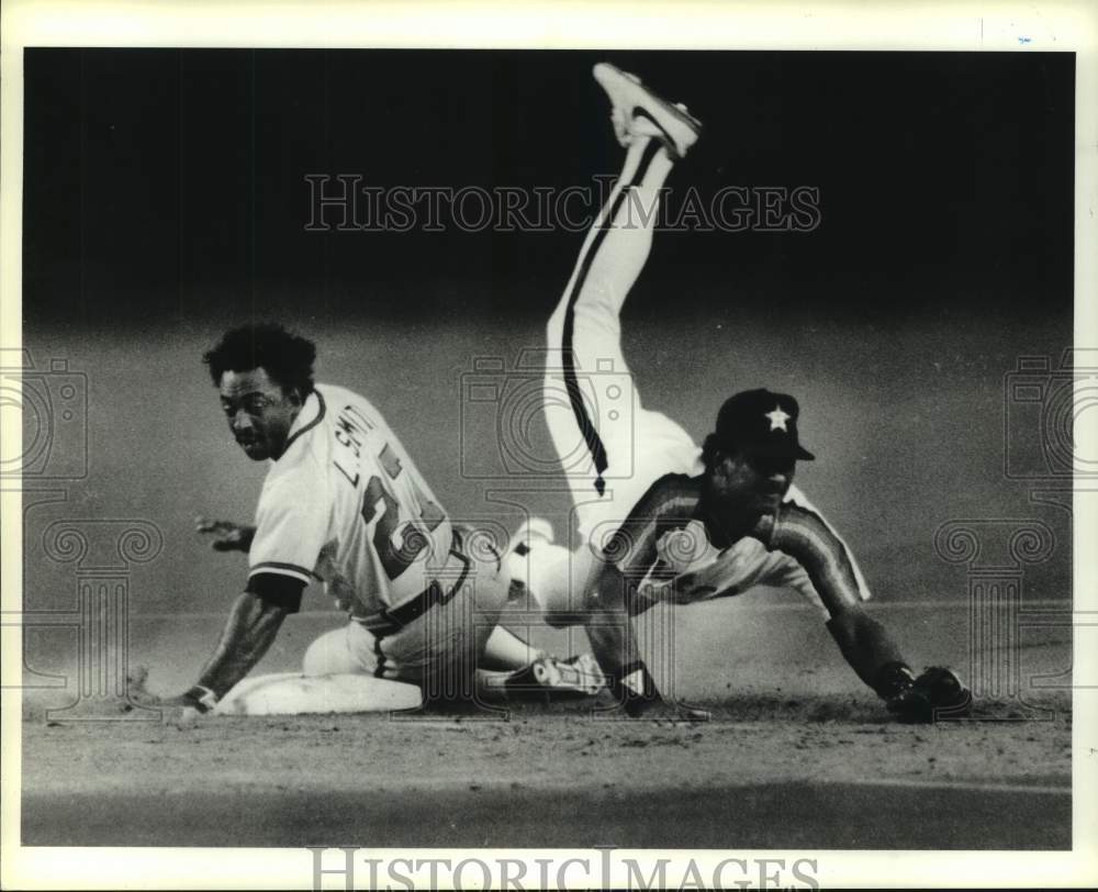 1989 Press Photo Astros&#39; Rafael Ramirez has his eyes on first base - hcs19892- Historic Images