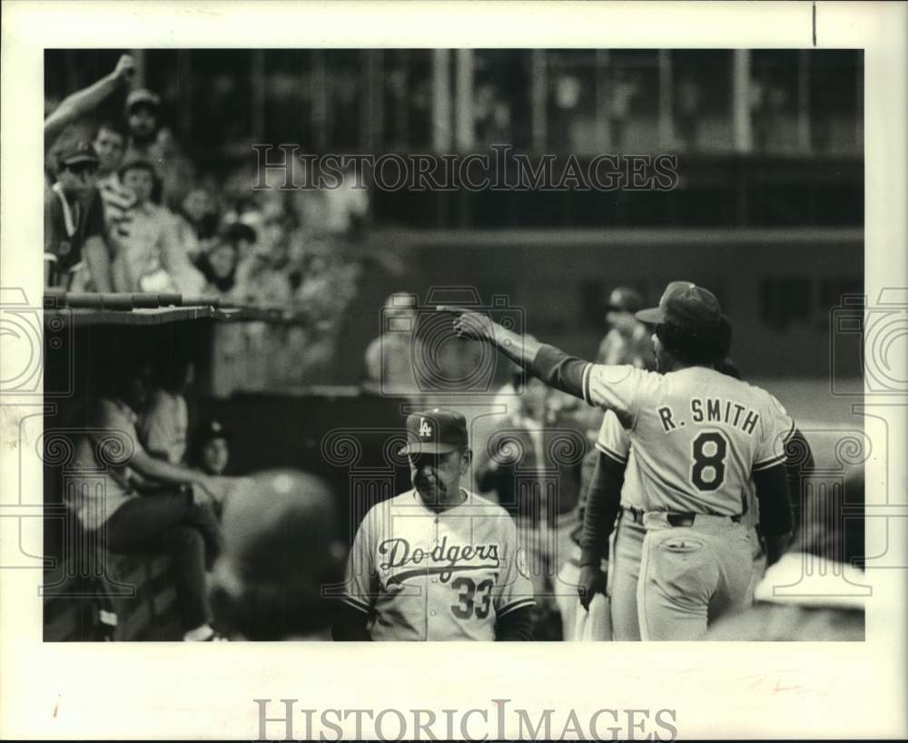 1980 Press Photo Dodgers&#39; Reggie Smith points at fans causing game disturbance.- Historic Images