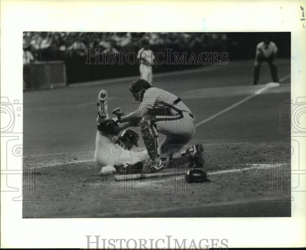 1990 Press Photo Astros Casey Candaele beats throw to Mets Mickey Sasser at home- Historic Images