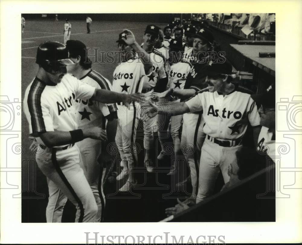 1990 Press Photo Astros&#39; Franklin Stubbs is congratulated upon return to dugout.- Historic Images