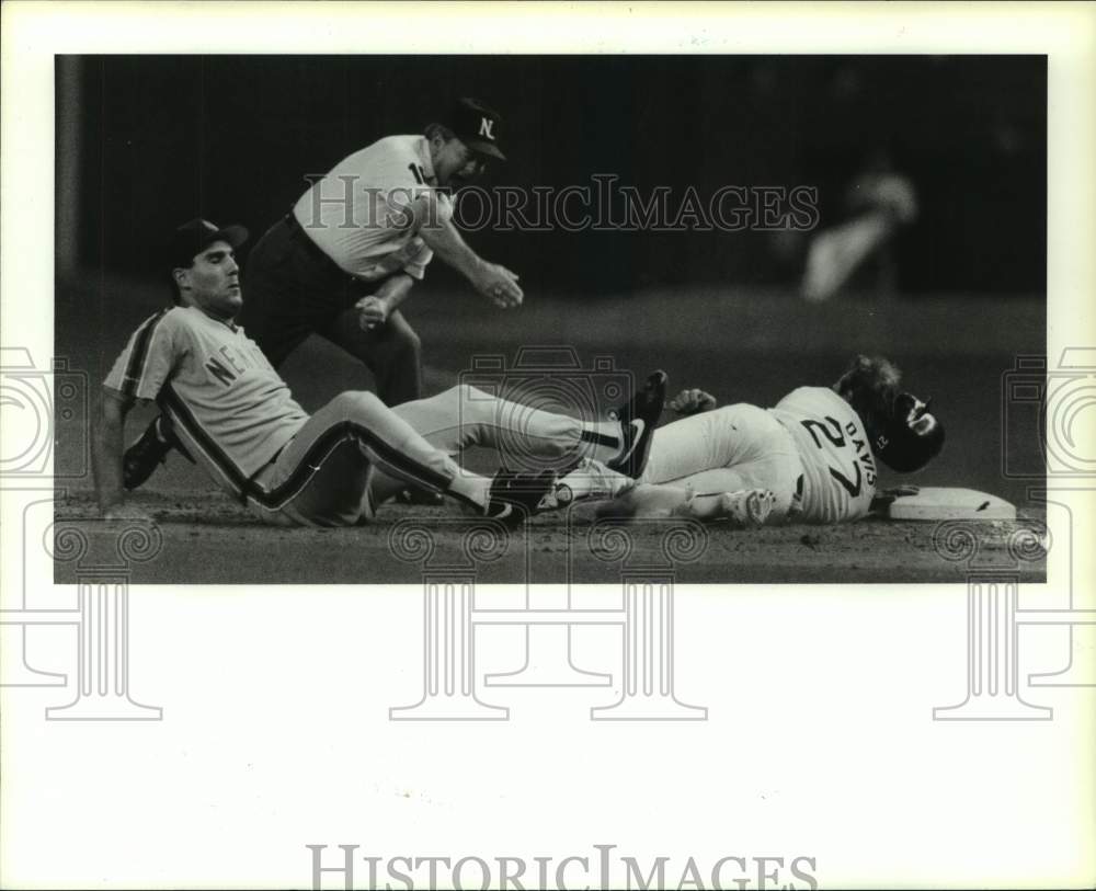 1990 Press Photo Mets&#39; Mike Marshall trips over Astros&#39; Glenn Davis after out.- Historic Images