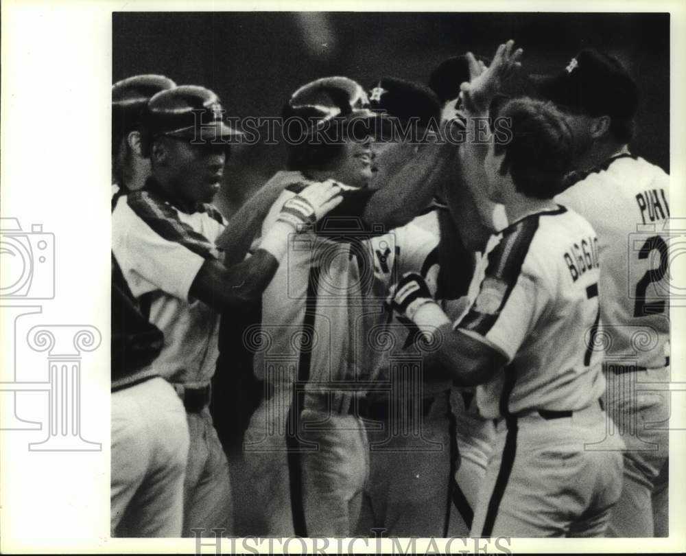 1990 Press Photo Houston Astros congratulate teammate upon return to dugout.- Historic Images