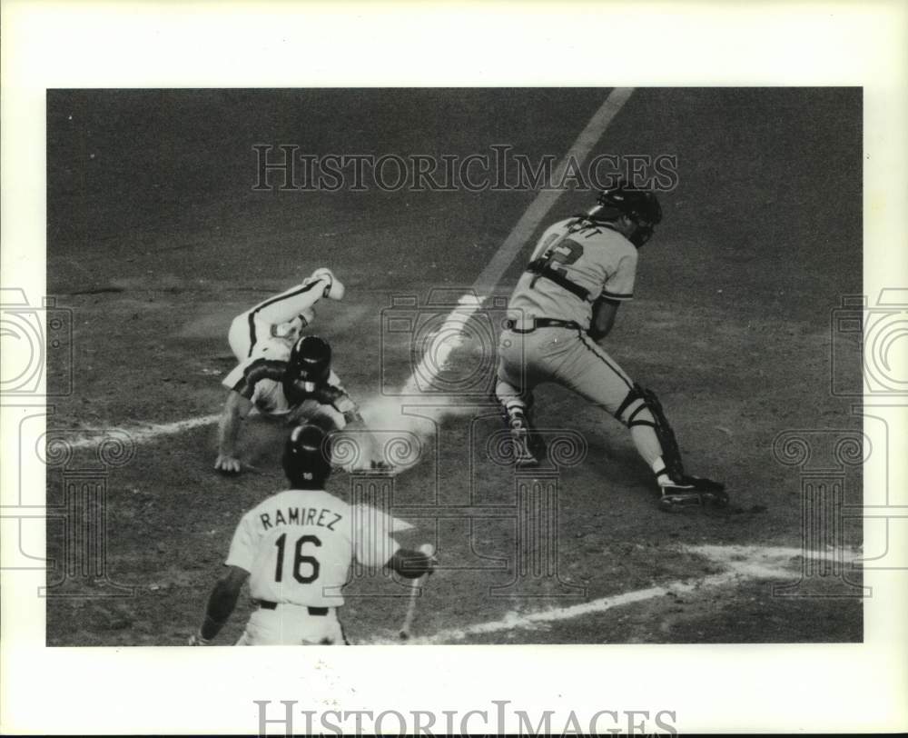 1990 Press Photo Astros' Mark Davidson scores run on Braves on Carl Nichols hit.- Historic Images