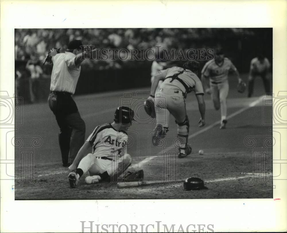 1990 Press Photo Astros' Casey Candaele beats throw to Mets' Mickey Sasser.- Historic Images