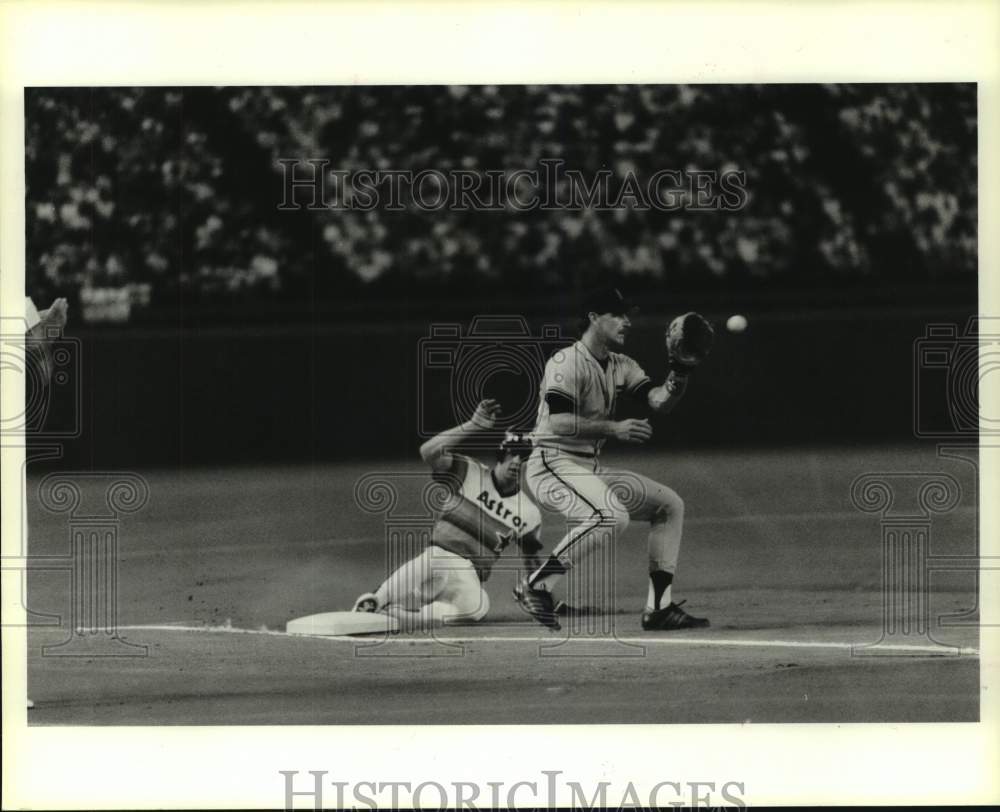 1986 Press Photo Astros&#39; Bill Doran safe, Giants&#39; Bob Brenly gets late throw.- Historic Images