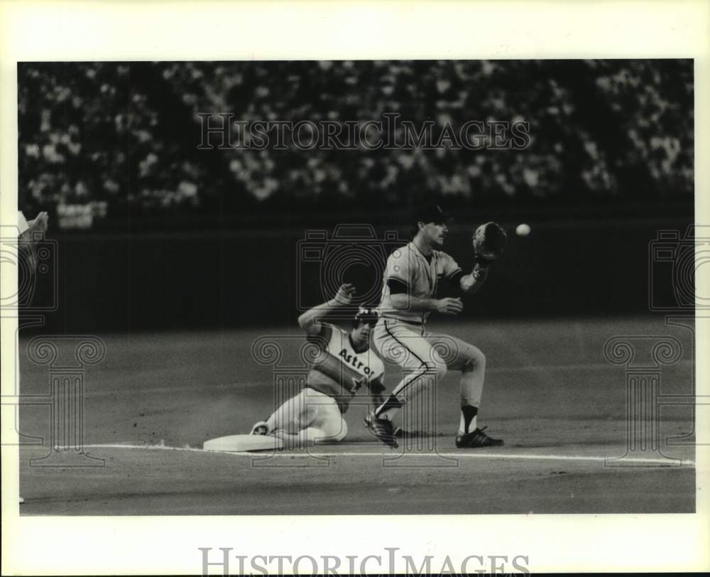 1986 Press Photo Astros' Bill Doran safe, Giants' Bob Brenly gets late throw.- Historic Images