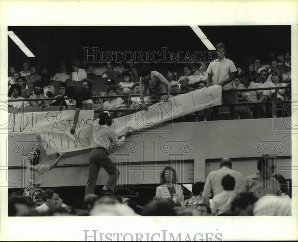 1986 Press Photo Astros&#39; fans install &quot;Bring on the Mets&quot; banner in Astrodome.- Historic Images