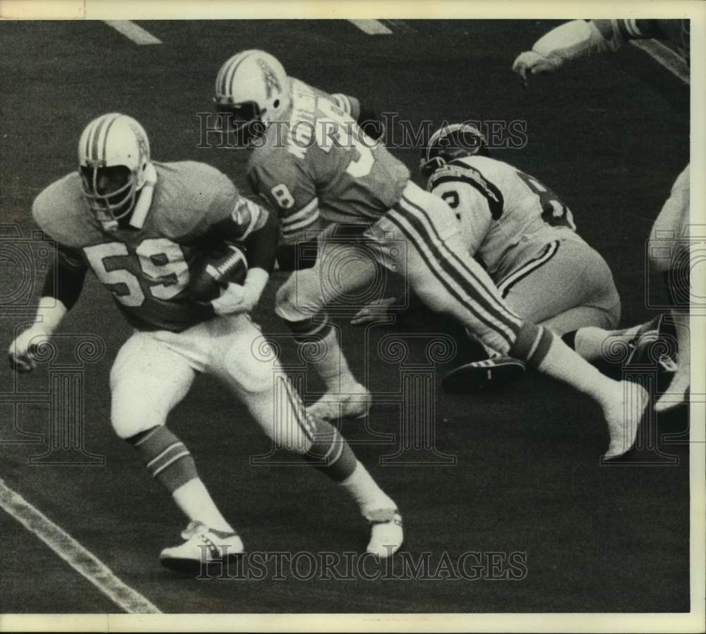 1975 Press Photo Oilers&#39; linebacker Ted Washington rumbles with football.- Historic Images