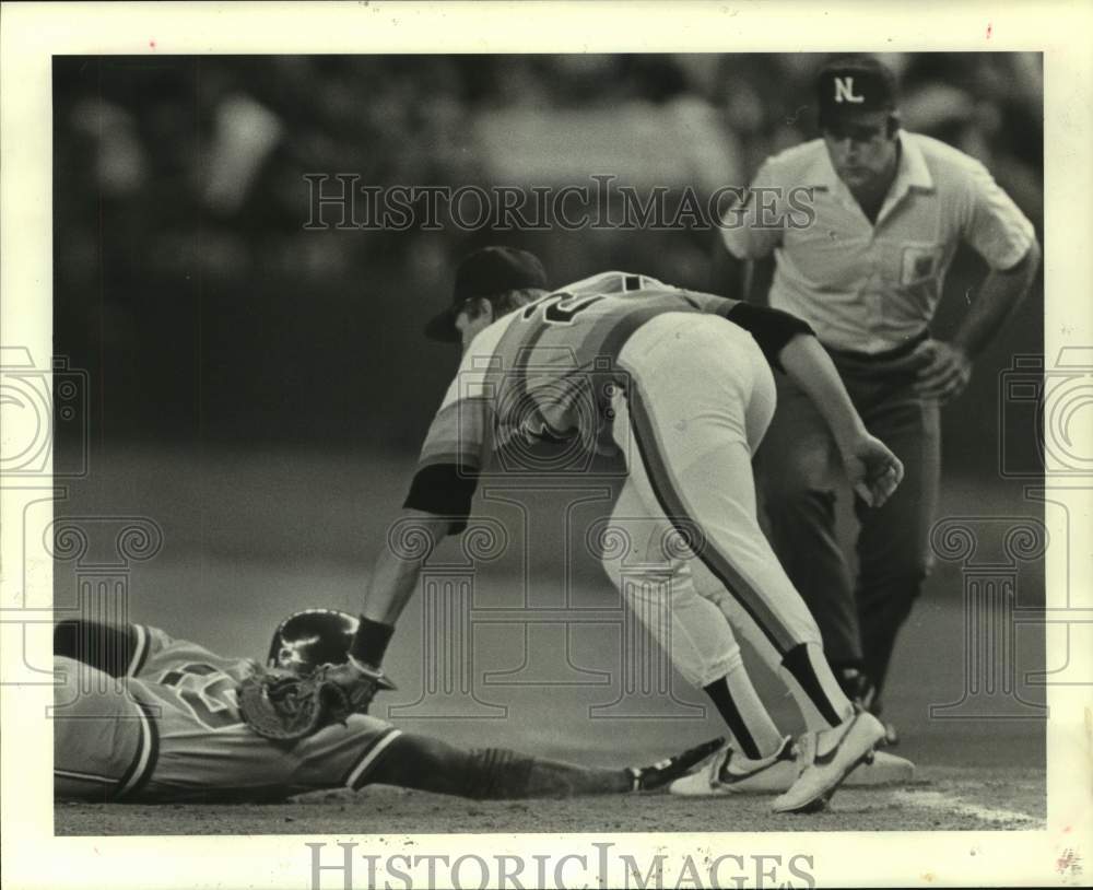 1985 Press Photo Astros' Glenn Davis tags Terry Harper as he dives back to first- Historic Images