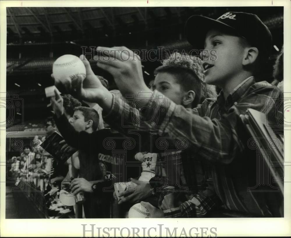 1989 Press Photo Lamar Ward reaches for Houston Astros&#39; autographs before game- Historic Images