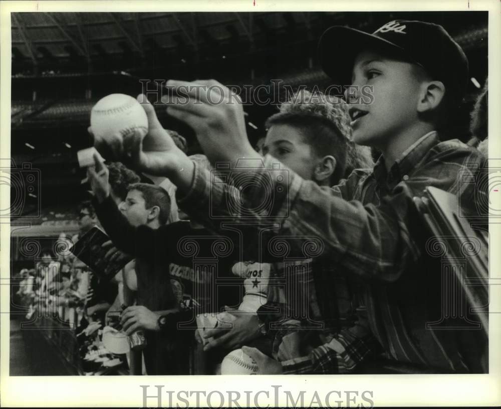 1989 Press Photo Lamar Ward reaches for Houston Astros' autographs before game- Historic Images