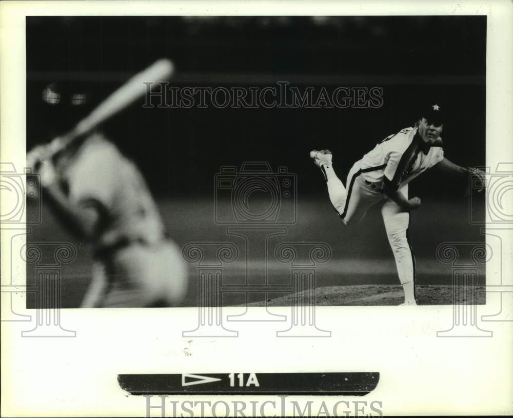 1989 Press Photo Houston Astros pitcher lets one fly - hcs19957- Historic Images