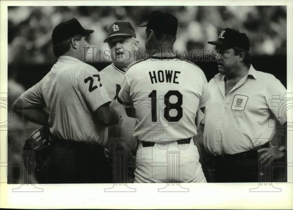 1989 Press Photo Umpire Steve Rippley discusses batting order at Astros game- Historic Images