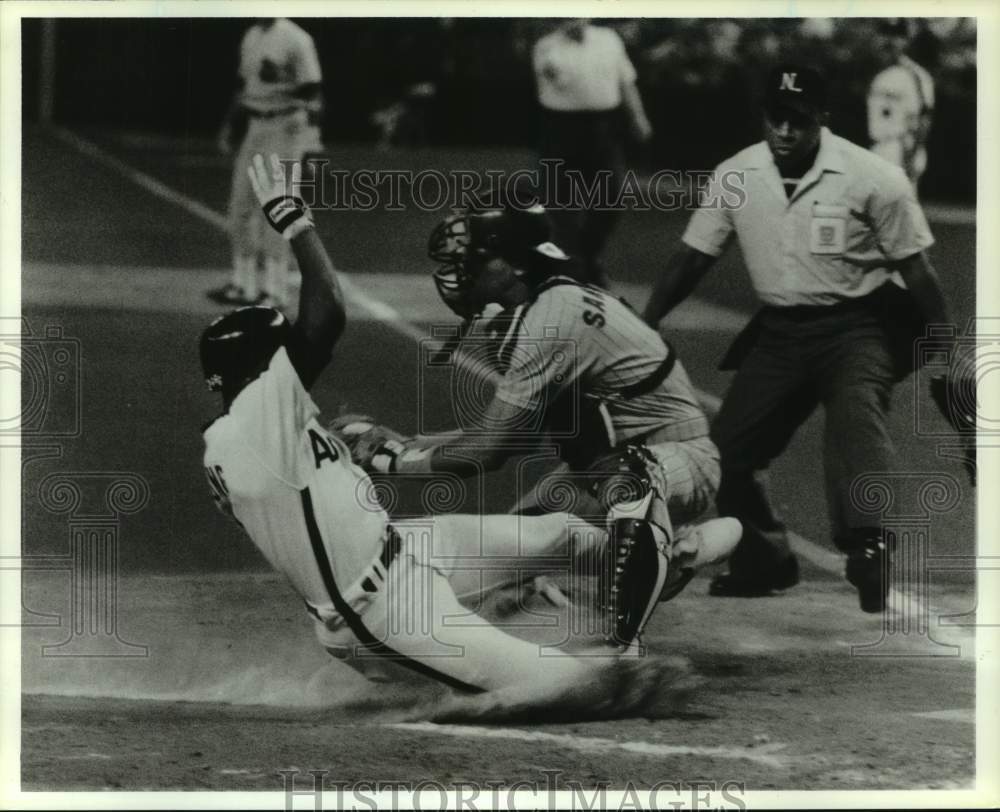 1989 Press Photo Astros&#39; Gerald Young slides into home to score in first inning- Historic Images