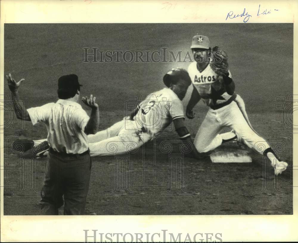 1980 Press Photo Dodger Rudy Law called safe after pickoff throw in Astros game- Historic Images