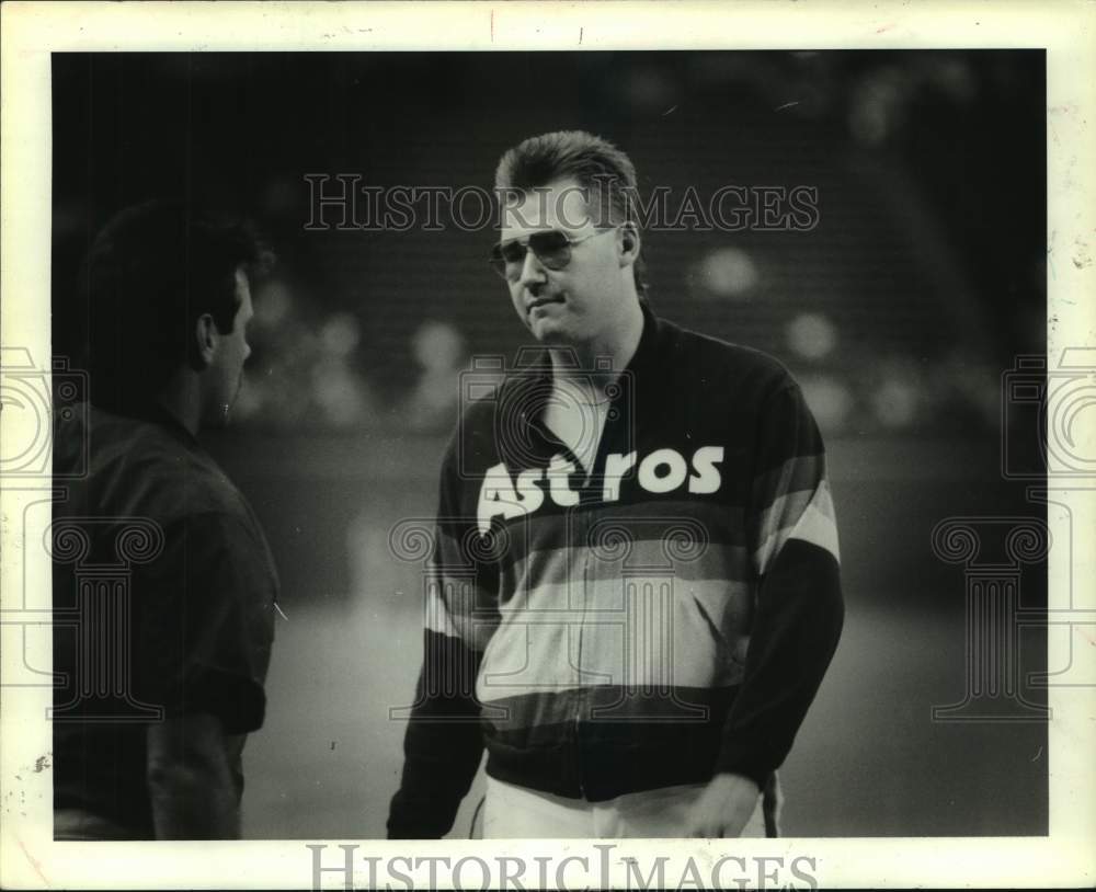 1986 Press Photo Houston Astro Charlie Kerfeld talks to a member of NBC&#39;s crew- Historic Images