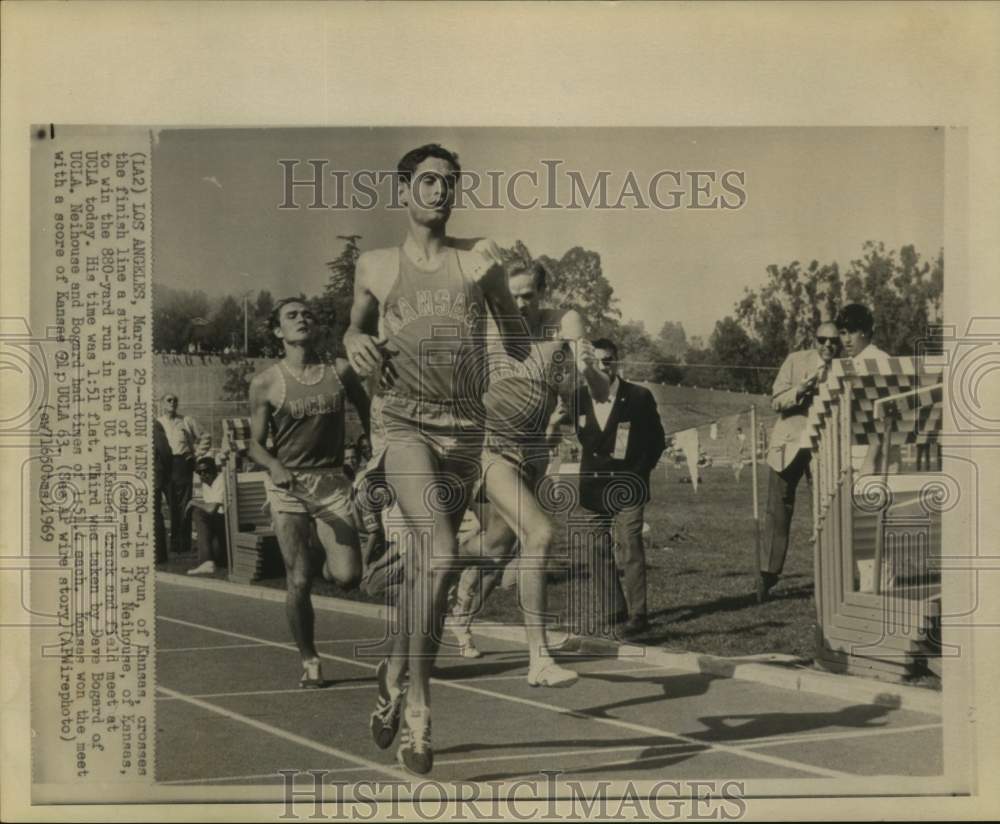 1969 Press Photo Jim Ryun crosses finish line ahead of teammate Jim Neihouse- Historic Images