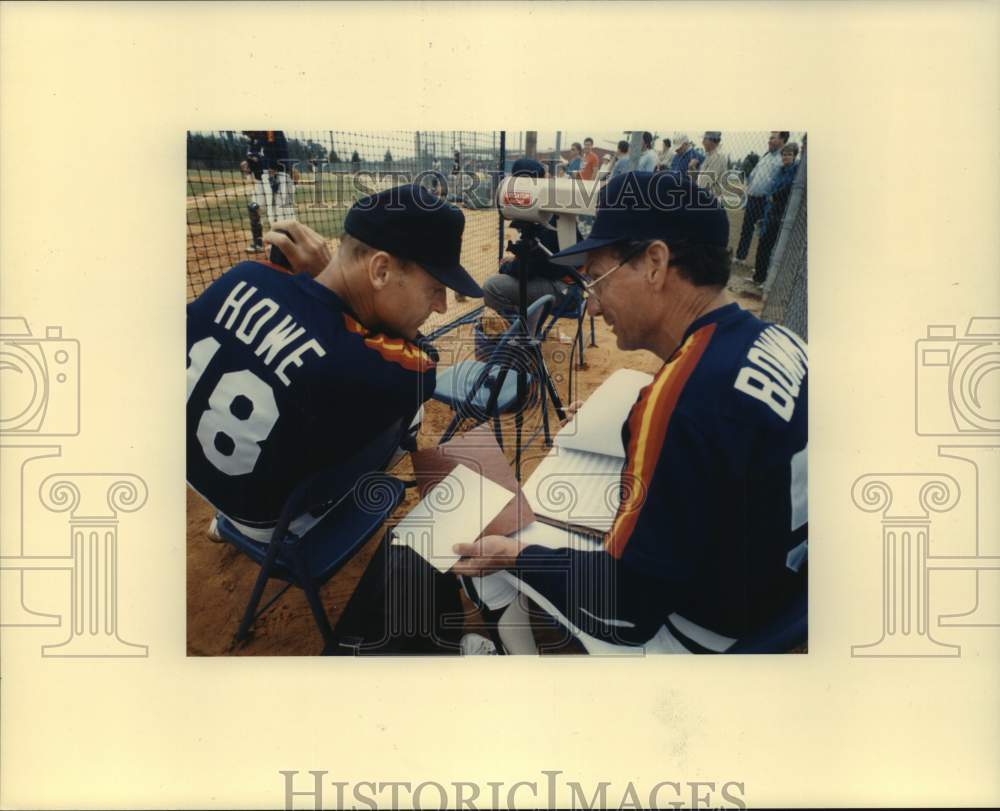 Press Photo Houston Astros baseball player Howe talks with coach Bowman- Historic Images