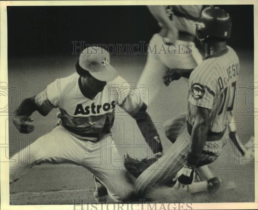 1981 Press Photo Houston Astros baseball player Rafael Landestoy applies tag- Historic Images