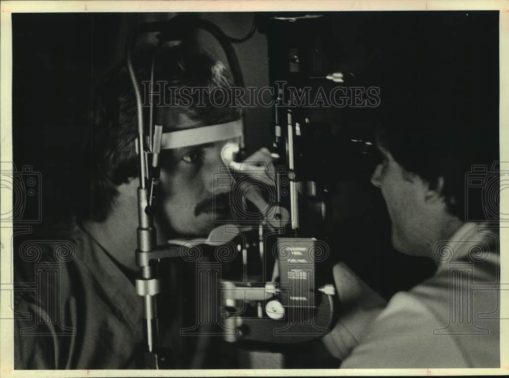 1981 Press Photo Houston Astros baseball player Alan Ashby gets eye exam- Historic Images