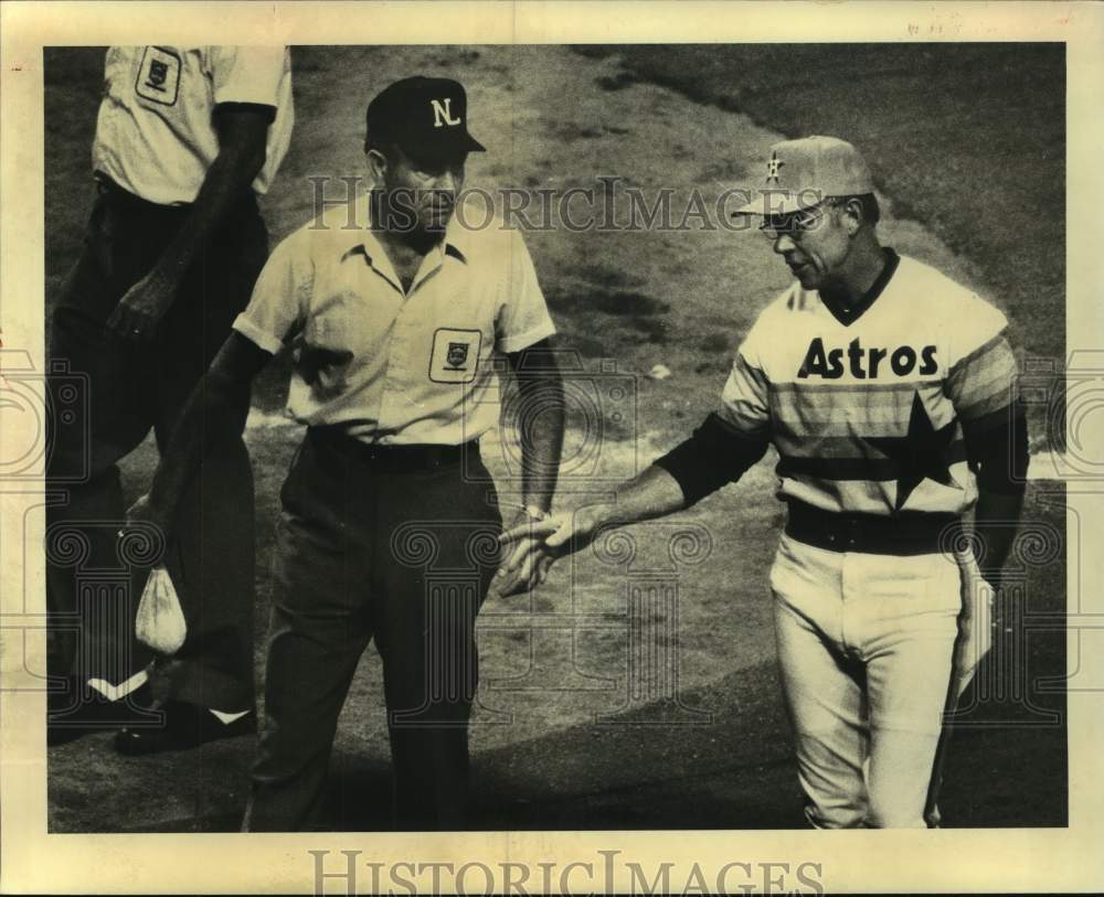 1981 Press Photo Houston Astros baseball manager Bill Virdon argues with umpire- Historic Images