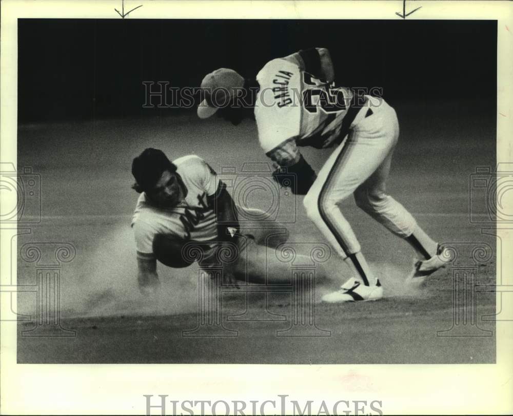 1981 Press Photo Houston Astros baseball player Kiko Garcia tags Mets player- Historic Images