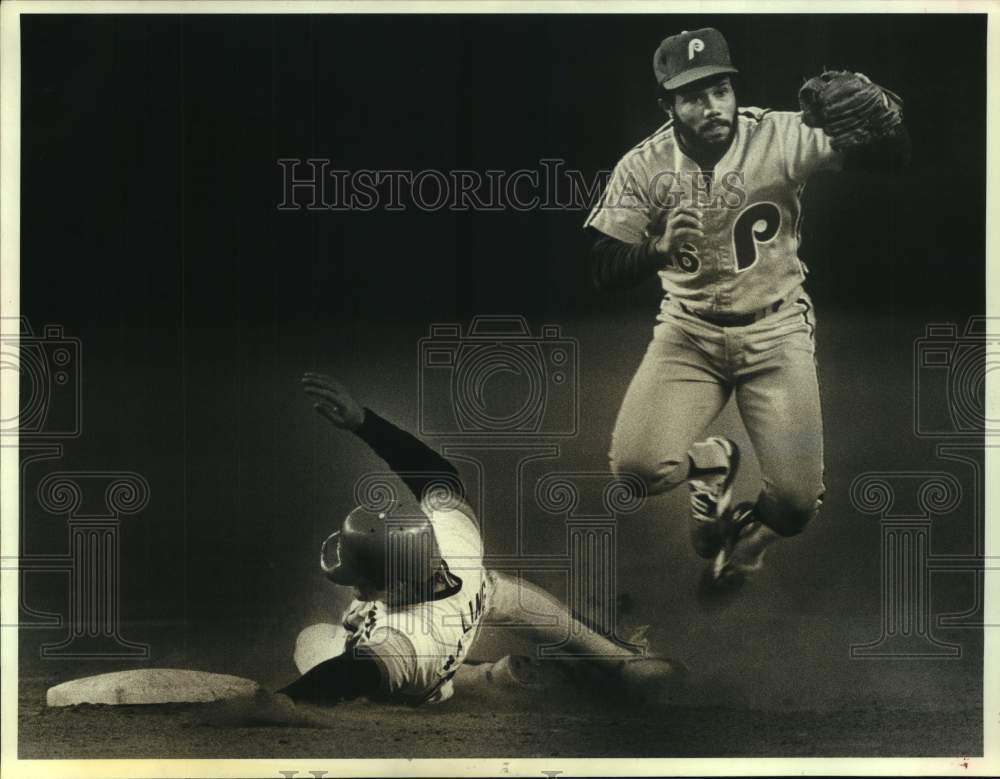 1981 Press Photo Houston Astros baseball player Denny Walling slides into second- Historic Images