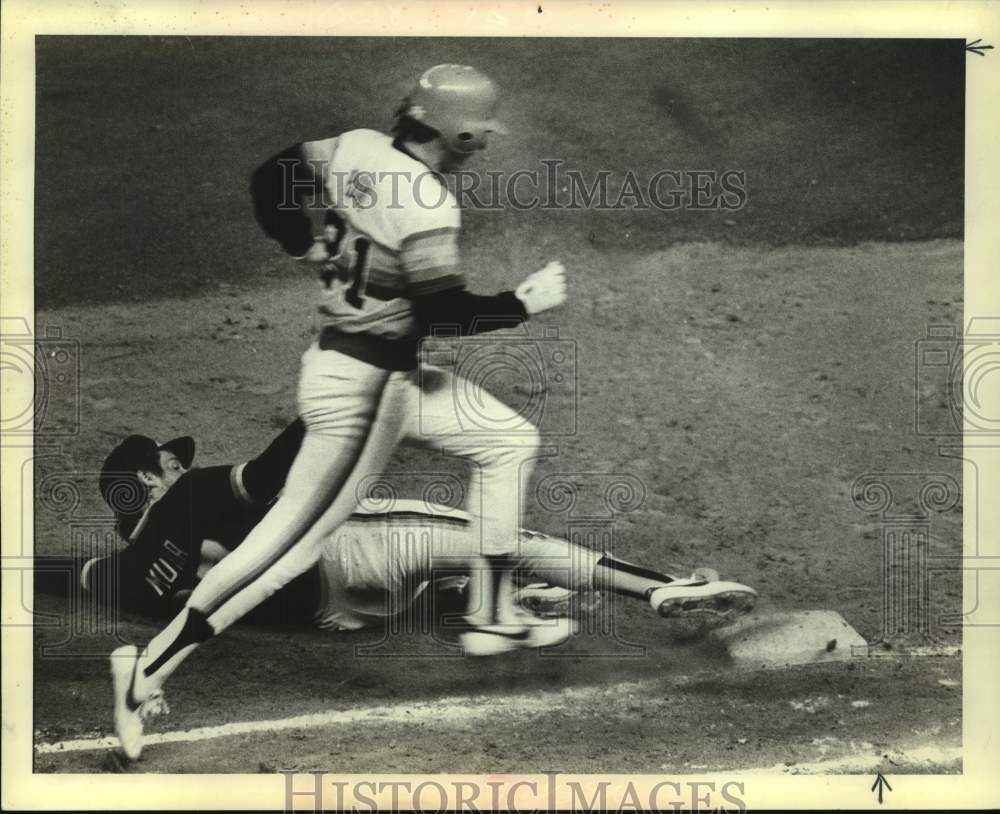 1981 Press Photo Houston Astros baseball player Terry Puhl runs to first base- Historic Images