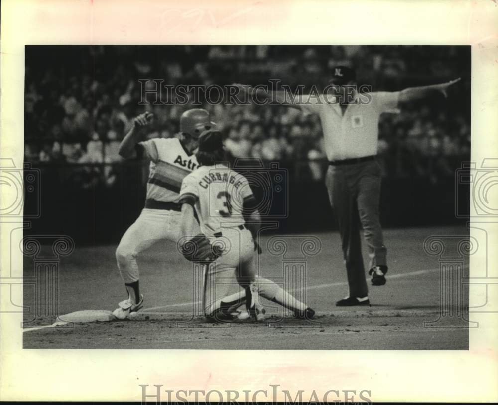 1981 Press Photo Houston Astros baseball player Alan Ashby is safe at 3rd base- Historic Images