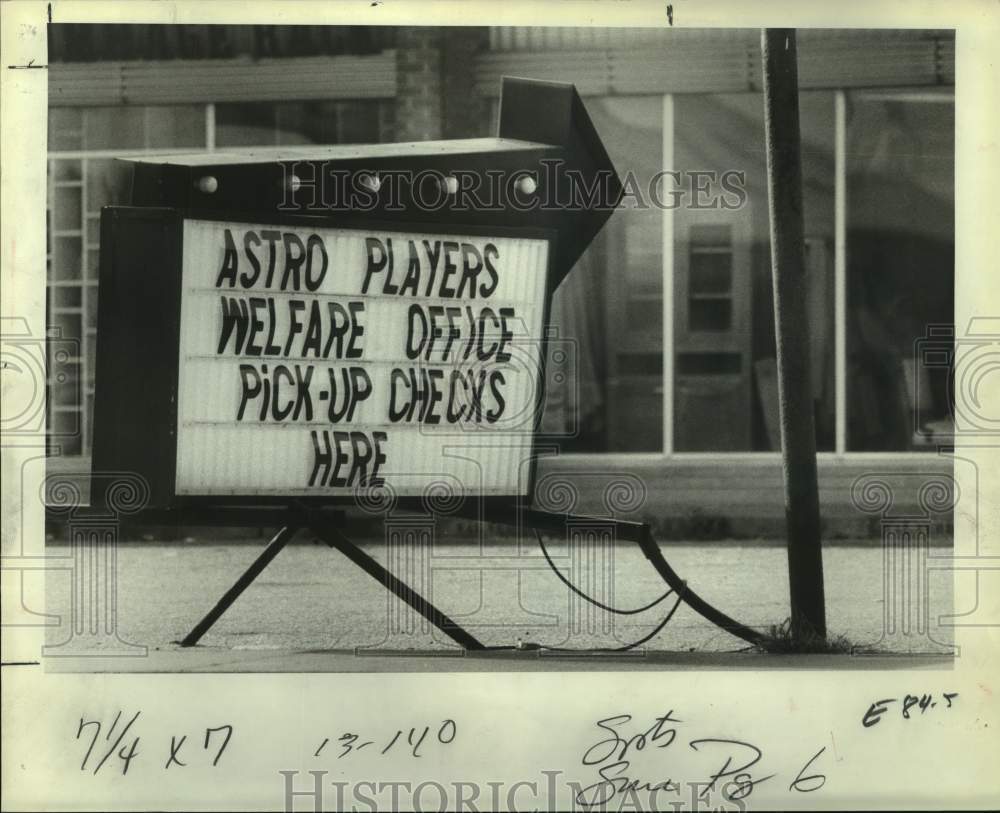 1981 Press Photo Convenience store sign regarding Houston Astros baseball strike- Historic Images