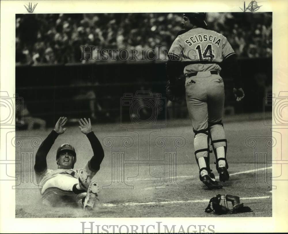 1981 Press Photo Houston Astros baseball player Art Howe slides into home plate- Historic Images