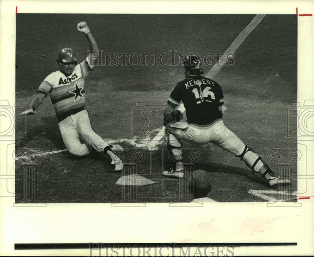 1982 Press Photo Houston Astros baseball player slides into home plate- Historic Images