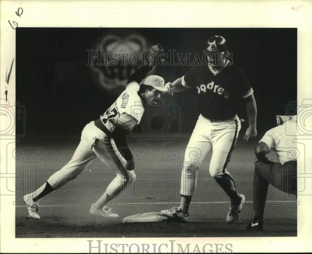 1980 Press Photo Houston Astros baseball player Landestoy forces out Bass- Historic Images