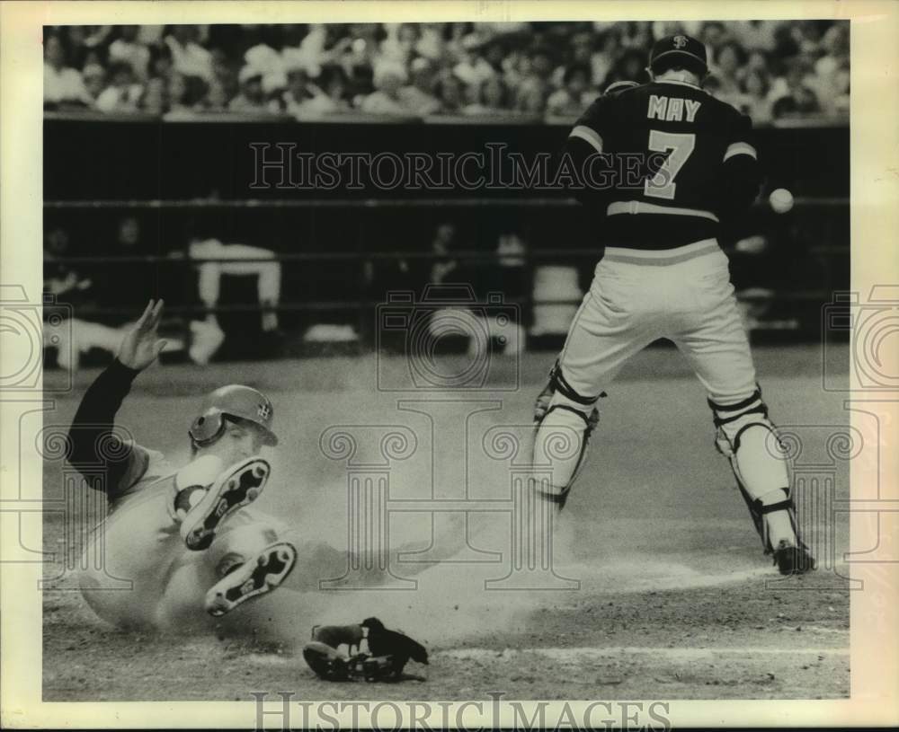 1981 Press Photo Houston Astros baseball player Terry Puhl slides across home- Historic Images