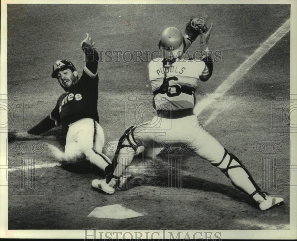 1980 Press Photo Houston Astros baseball catcher Terry Puhl awaits throw at home- Historic Images