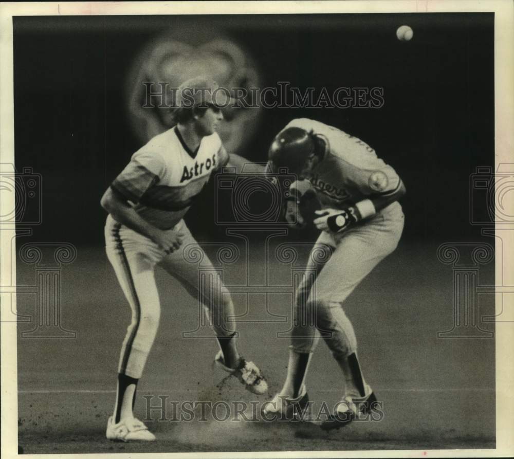 1980 Press Photo Houston Astros baseball shortstop Craig Reynolds loses ball- Historic Images