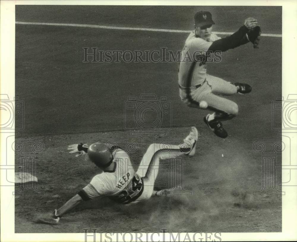 1982 Press Photo Astros&#39; Danny Heep slides under leaping Mets&#39; Ron Gardenhire.- Historic Images