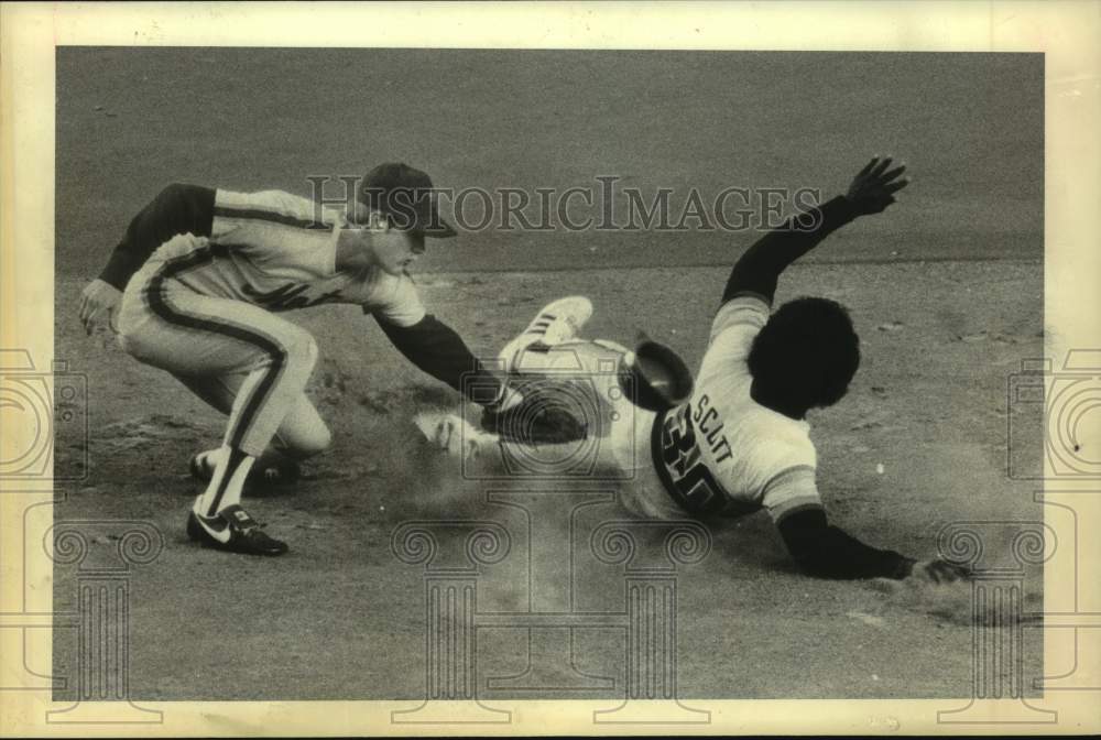 1982 Press Photo Astros' Tony Scott tagged out by Mets' Ron Gardenhire at second- Historic Images