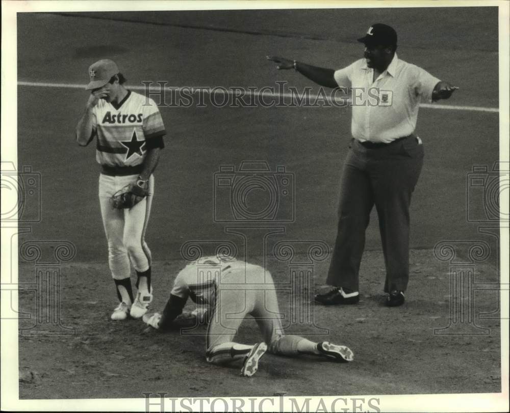 1982 Press Photo Mets John Stearns scores double, Astros Phil Garner disagrees.- Historic Images