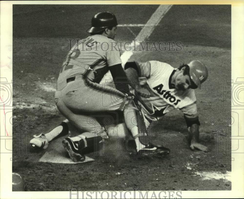 1982 Press Photo Astros' Phil Garner tagged out by Mets' John Stearns at plate.- Historic Images