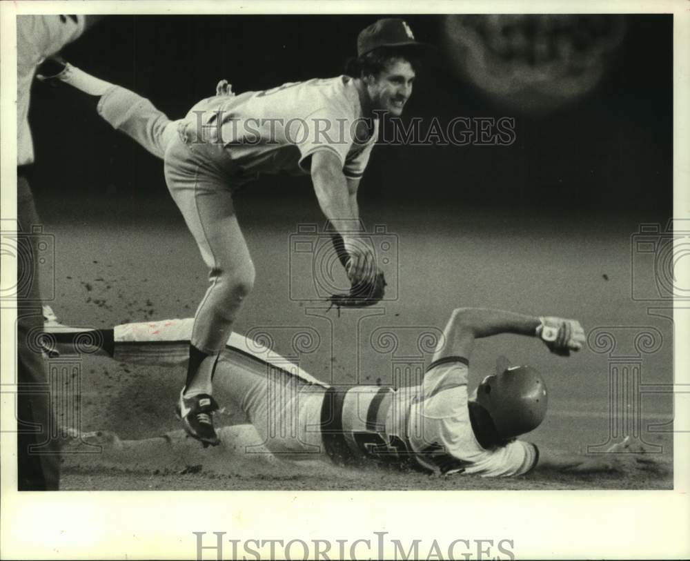 1982 Press Photo Dodgers' Steve Sax forces Astros' Ray Knight out at second base- Historic Images
