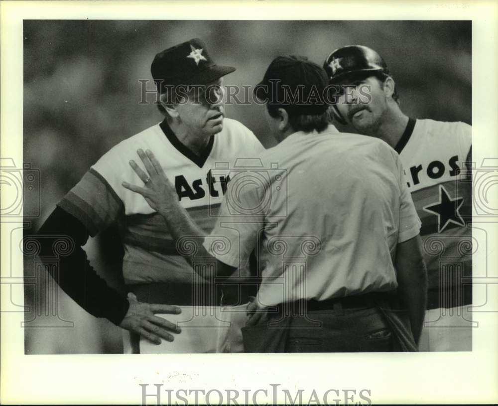 1986 Press Photo Astros Hal Lanier &amp; Denny Walling argue with umpire Ed Montague- Historic Images