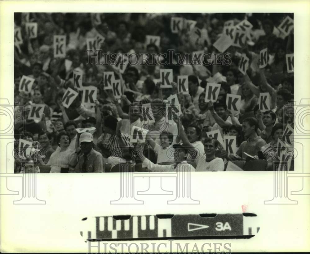 1986 Press Photo Astros&#39; fans hold up &quot;K&quot; signs as pitchers record strike outs.- Historic Images